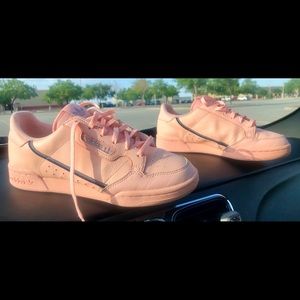 Adidas sneakers size 6.5 / No scratches and looks New